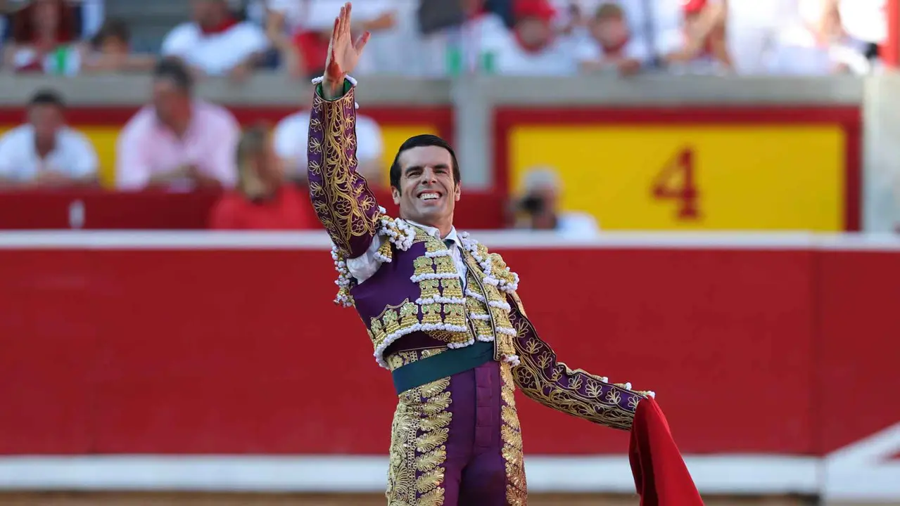 El torero Emilio de Justo durante la lidia a su primer toro de la tarde en la sexta de abono de la Feria de Toro de los Sanfermines 2025 con toros de la ganadería madrileña de Victoriano del Río Cortés y en la que comparte cartel con los diestros Sebastián Castella y Borja Jiménez. EFE/J.P. Urdíroz