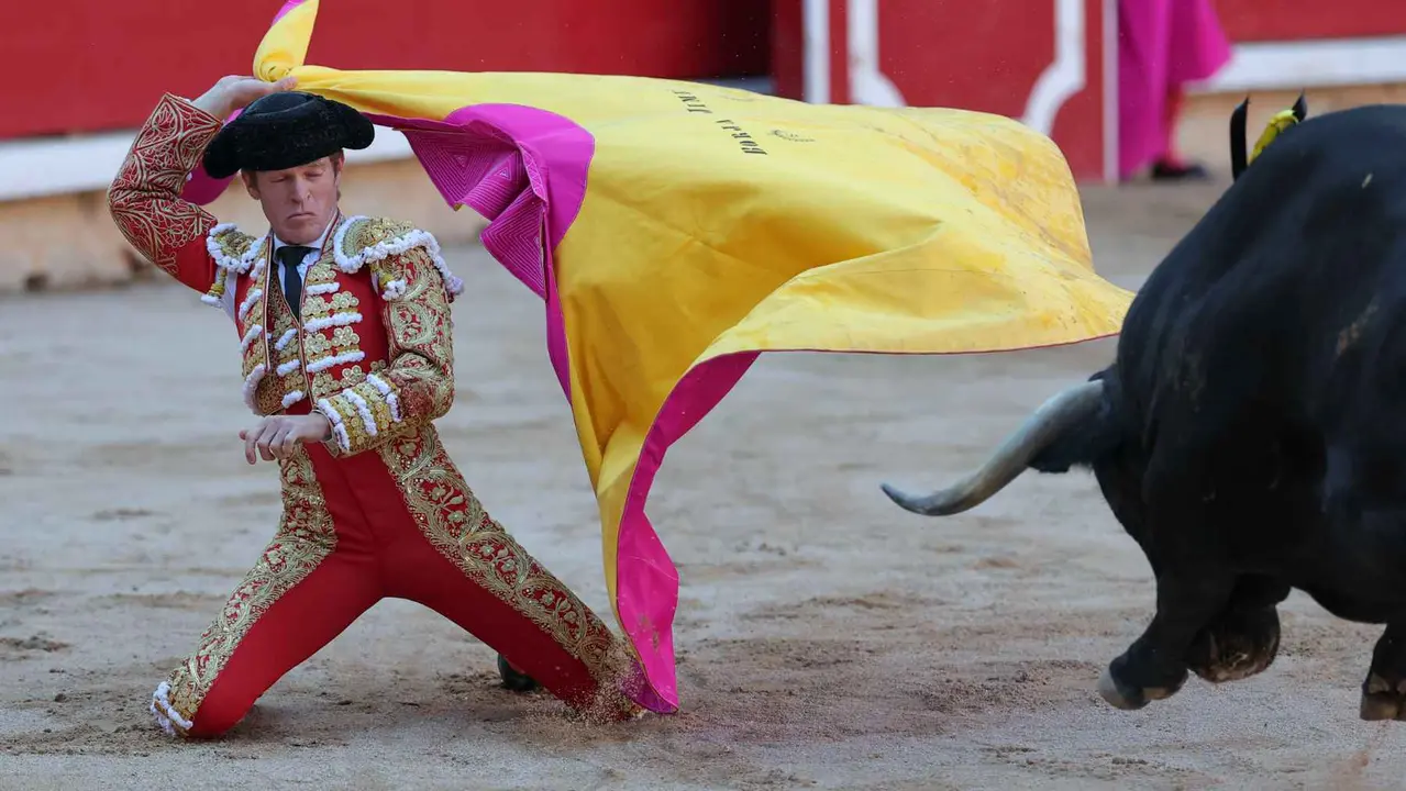 El torero Borja Jiménez durante la lidia a su primer toro de la tarde en la sexta de abono de la Feria de Toro de los Sanfermines 2025 con toros de la ganadería madrileña de Victoriano del Río Cortés y en la que comparte cartel con los diestros Sebastián Castella y Emilio de Justo. EFE/J.P. Urdíroz