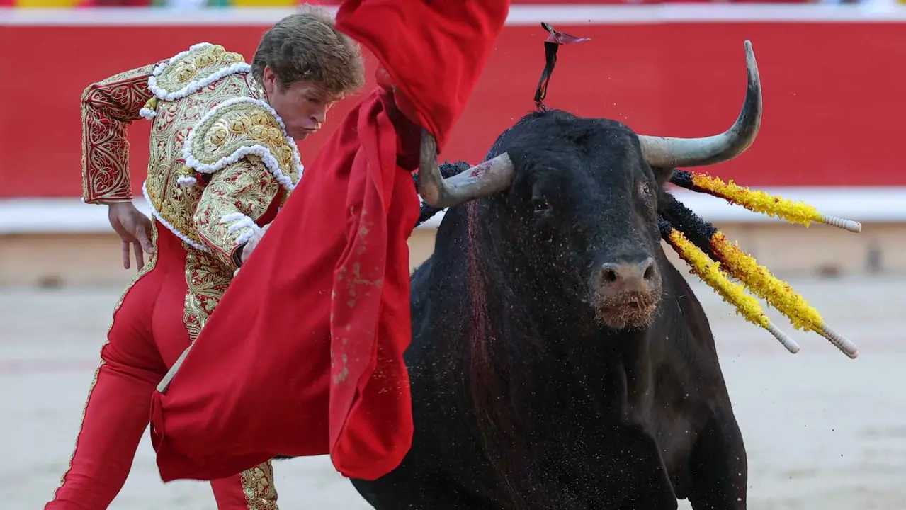El torero Borja Jiménez durante la lidia a su primer toro de la tarde en la sexta de abono de la Feria de Toro de los Sanfermines 2025 con toros de la ganadería madrileña de Victoriano del Río Cortés y en la que comparte cartel con los diestros Sebastián Castella y Emilio de Justo. EFE/J.P. Urdíroz