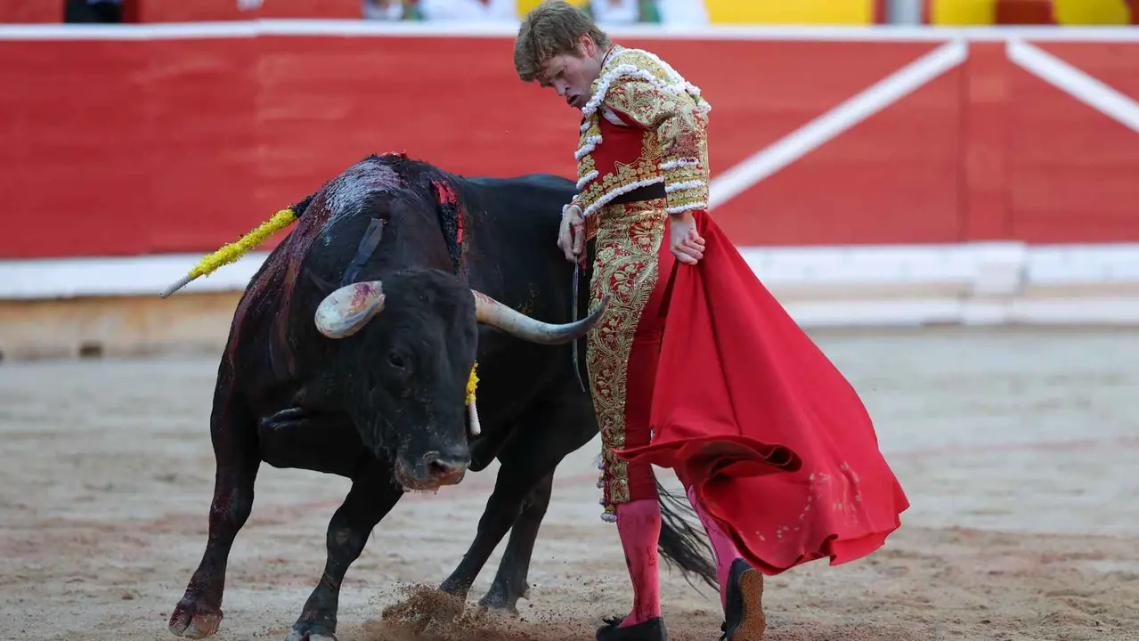 El torero Borja Jiménez durante la lidia a su primer toro de la tarde en la sexta de abono de la Feria de Toro de los Sanfermines 2025 con toros de la ganadería madrileña de Victoriano del Río Cortés y en la que comparte cartel con los diestros Sebastián Castella y Emilio de Justo. MAITE H. MATEO