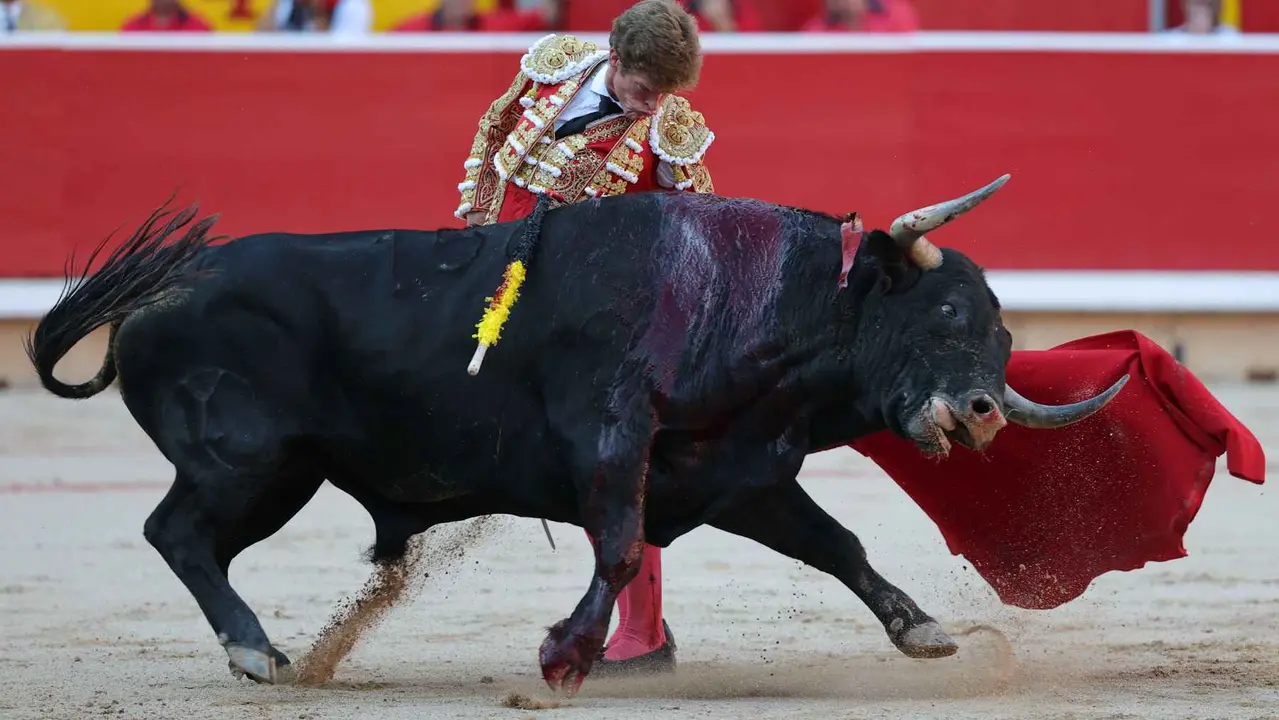 El torero Borja Jiménez durante la lidia a su primer toro de la tarde en la sexta de abono de la Feria de Toro de los Sanfermines 2025 con toros de la ganadería madrileña de Victoriano del Río Cortés y en la que comparte cartel con los diestros Sebastián Castella y Emilio de Justo. MAITE H. MATEO