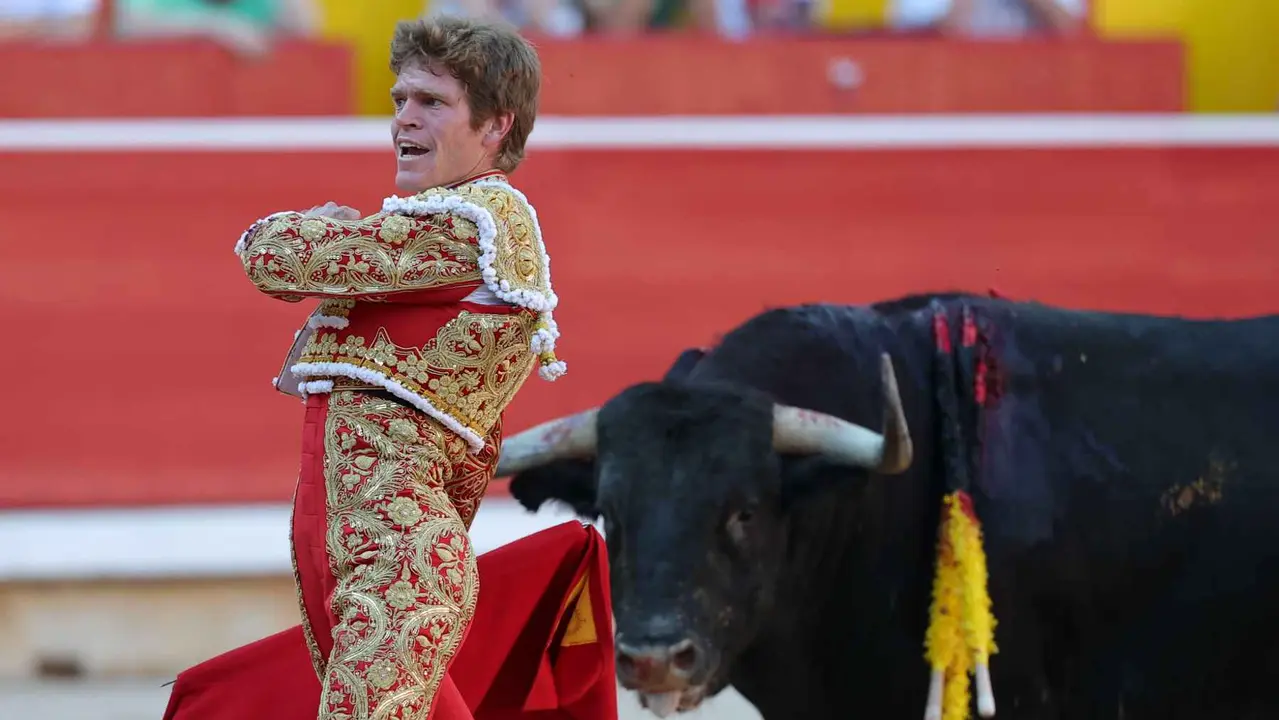 El torero Borja Jiménez durante la lidia a su primer toro de la tarde en la sexta de abono de la Feria de Toro de los Sanfermines 2025 con toros de la ganadería madrileña de Victoriano del Río Cortés y en la que comparte cartel con los diestros Sebastián Castella y Emilio de Justo. MAITE H. MATEO
