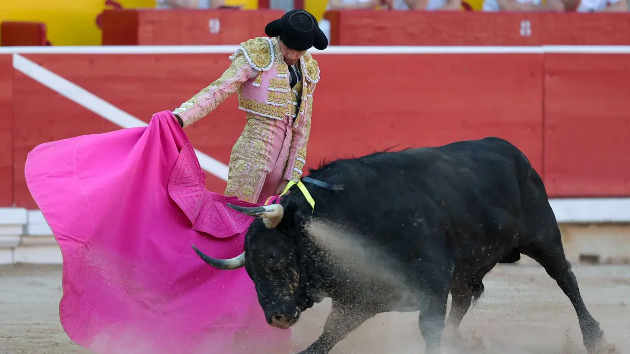 El torero Sebastián Castella recibe con el capote a su segundo toro de la tarde en la sexta de abono de la Feria de Toro de los Sanfermines 2025 con toros de la ganadería madrileña de Victoriano del Río Cortés y en la que comparte cartel con los diestros Emilio de Justo y Borja Jiménez. EFE/J.P. Urdíroz
