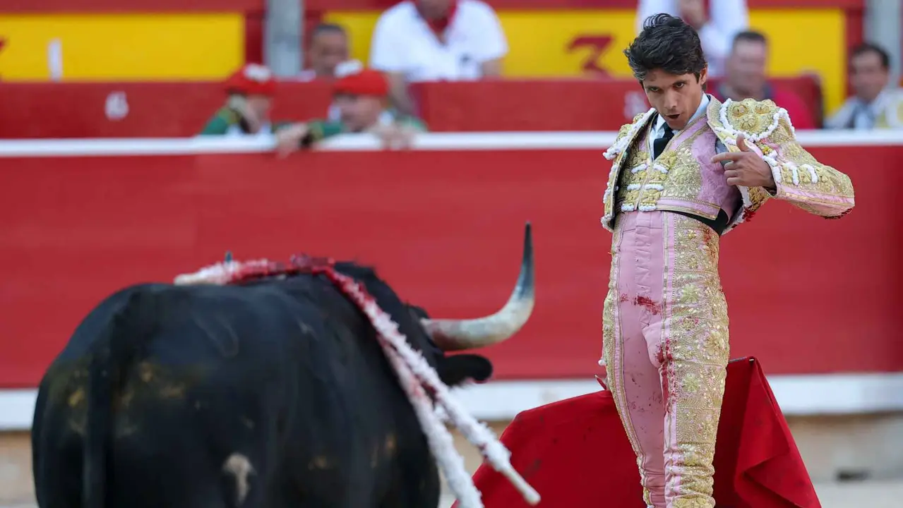El torero Sebastián Castella recibe con el capote a su segundo toro de la tarde en la sexta de abono de la Feria de Toro de los Sanfermines 2025 con toros de la ganadería madrileña de Victoriano del Río Cortés y en la que comparte cartel con los diestros Emilio de Justo y Borja Jiménez. EFE/J.P. Urdíroz