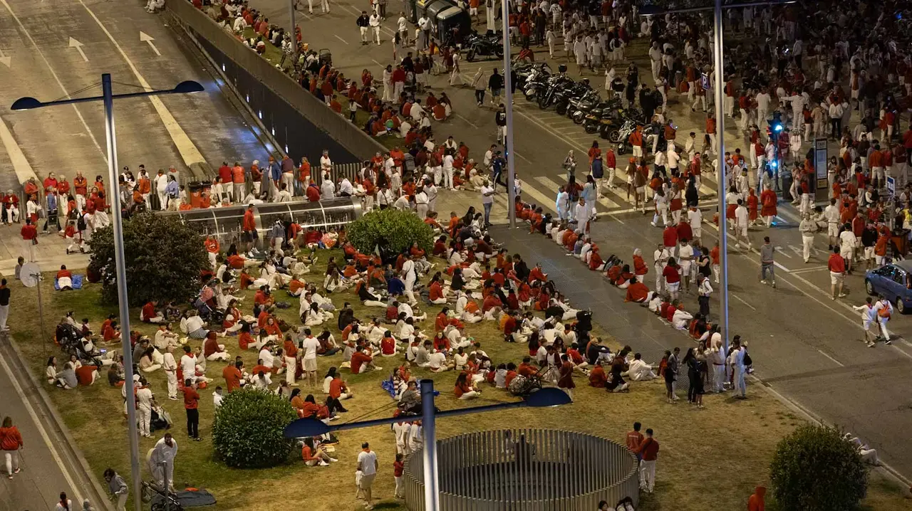 Miles de personas acuden a ver los fuegos artificiales en San Fermín. Maite H. Mateo.-03