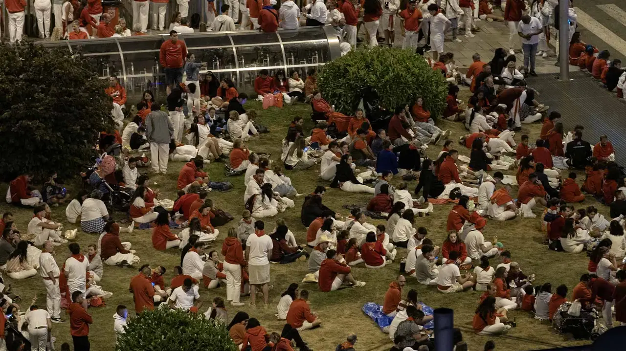 Miles de personas acuden a ver los fuegos artificiales en San Fermín. Maite H. Mateo.-04