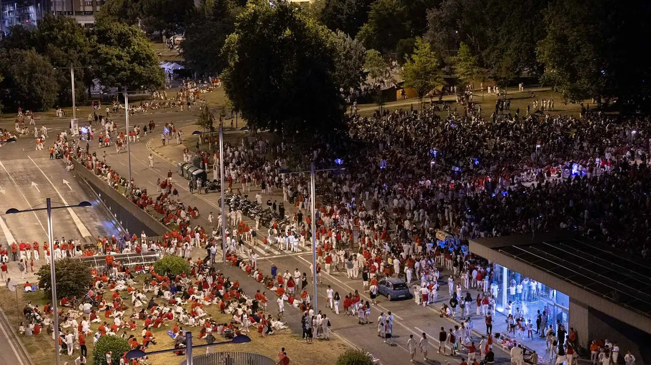 Miles de personas acuden a ver los fuegos artificiales en San Fermín. Maite H. Mateo.-05
