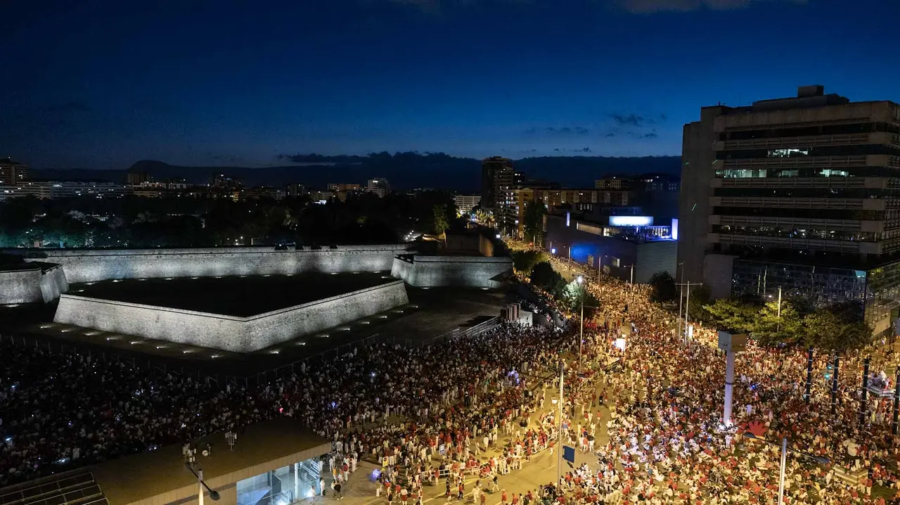 Miles de personas acuden a ver los fuegos artificiales en San Fermín. Maite H. Mateo.-06