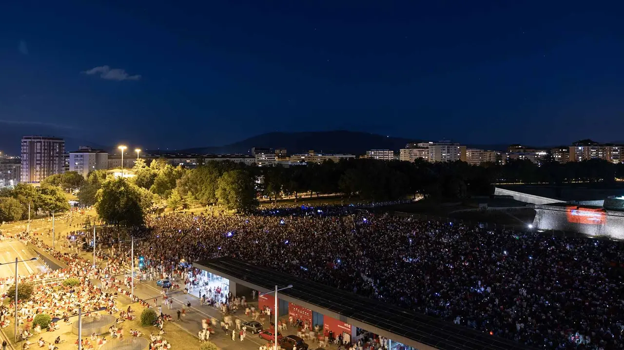Miles de personas acuden a ver los fuegos artificiales en San Fermín. Maite H. Mateo.-08