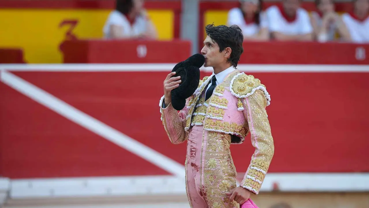 El torero Sebastián Castella recibe con el capote a su segundo toro de la tarde en la sexta de abono de la Feria de Toro de los Sanfermines 2025 con toros de la ganadería madrileña de Victoriano del Río Cortés y en la que comparte cartel con los diestros Emilio de Justo y Borja Jiménez. EFE/J.P. Urdíroz