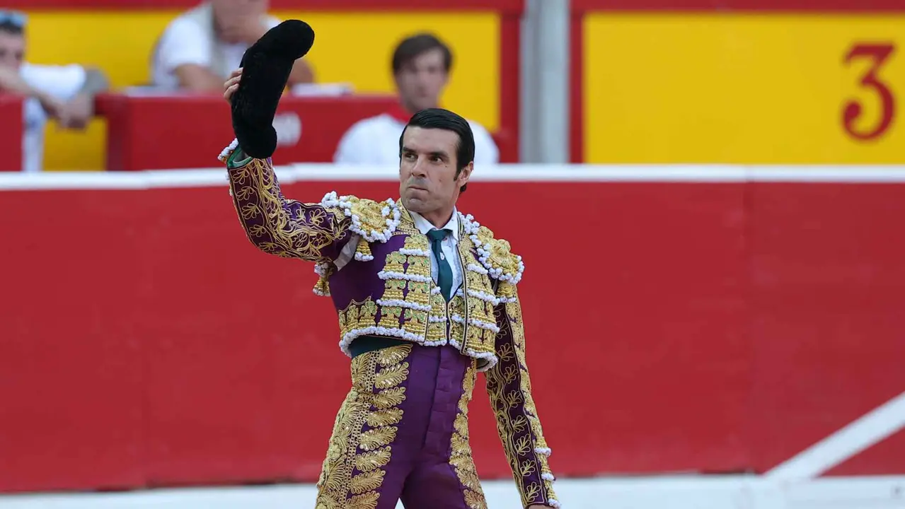El torero Emilio de Justo recibe con el capote a su segundo toro de la tarde en la sexta de abono de la Feria de Toro de los Sanfermines 2025 con toros de la ganadería madrileña de Victoriano del Río Cortés y en la que comparte cartel con los diestros Sebastián Castella y Borja Jiménez. EFE/J.P. Urdíroz