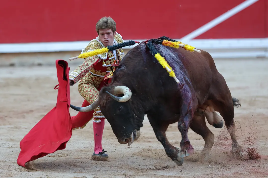 El torero Borja Jiménez durante la lidia a su segundo toro de la tarde en la sexta de abono de la Feria de Toro de los Sanfermines 2025 con toros de la ganadería madrileña de Victoriano del Río Cortés y en la que comparte cartel con los diestros Sebastián Castella y Emilio de Justo. EFE/J.P. Urdíroz