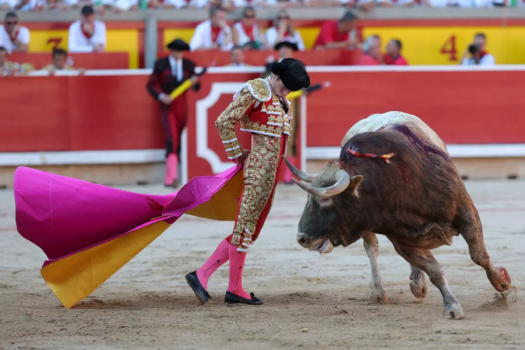 El torero Borja Jiménez durante la lidia a su segundo toro de la tarde en la sexta de abono de la Feria de Toro de los Sanfermines 2025 con toros de la ganadería madrileña de Victoriano del Río Cortés y en la que comparte cartel con los diestros Sebastián Castella y Emilio de Justo. EFE/J.P. Urdíroz
