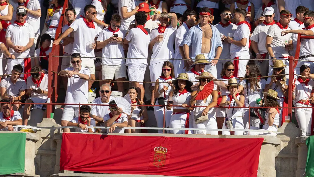 Ambiente en ruedo en la cuarta corrida de la Fería de San Fermín. Maite H. Mateo.-01