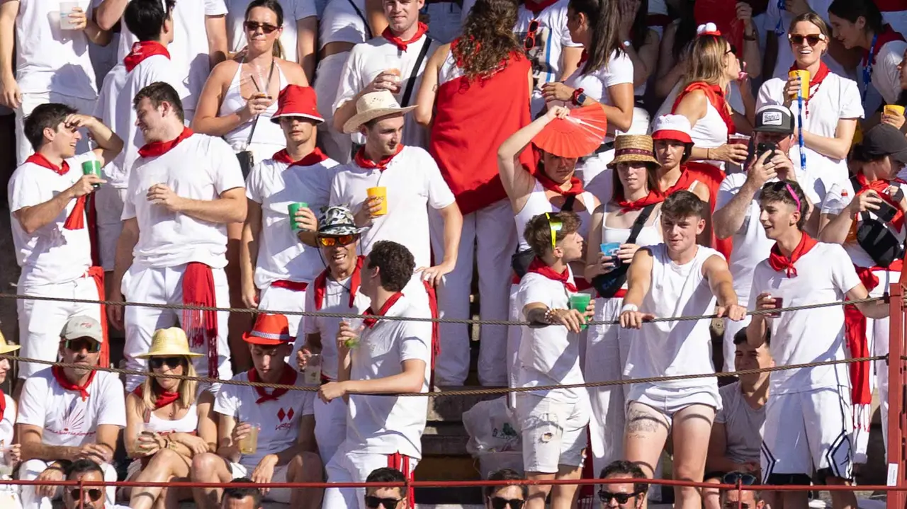 Ambiente en ruedo en la cuarta corrida de la Fería de San Fermín. Maite H. Mateo.-03