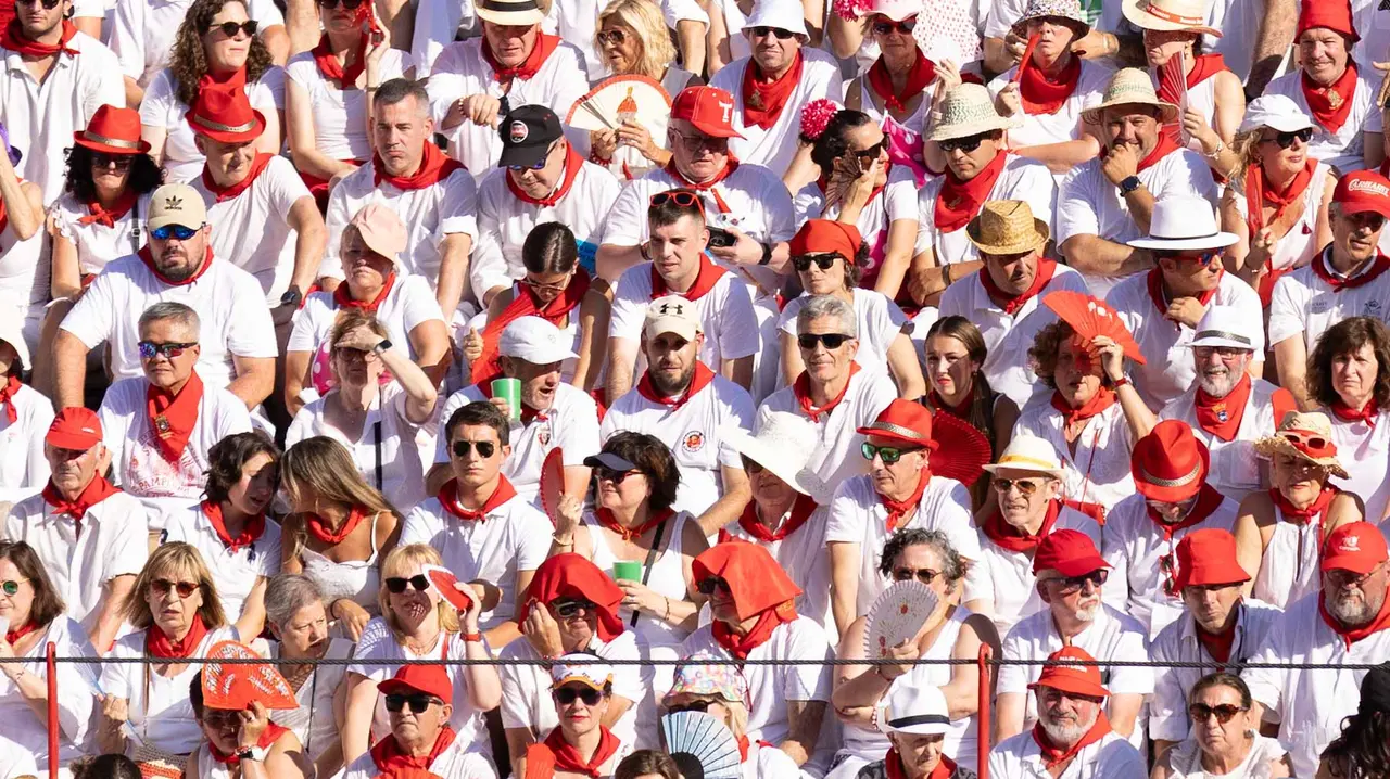 Ambiente en ruedo en la cuarta corrida de la Fería de San Fermín. Maite H. Mateo.-04