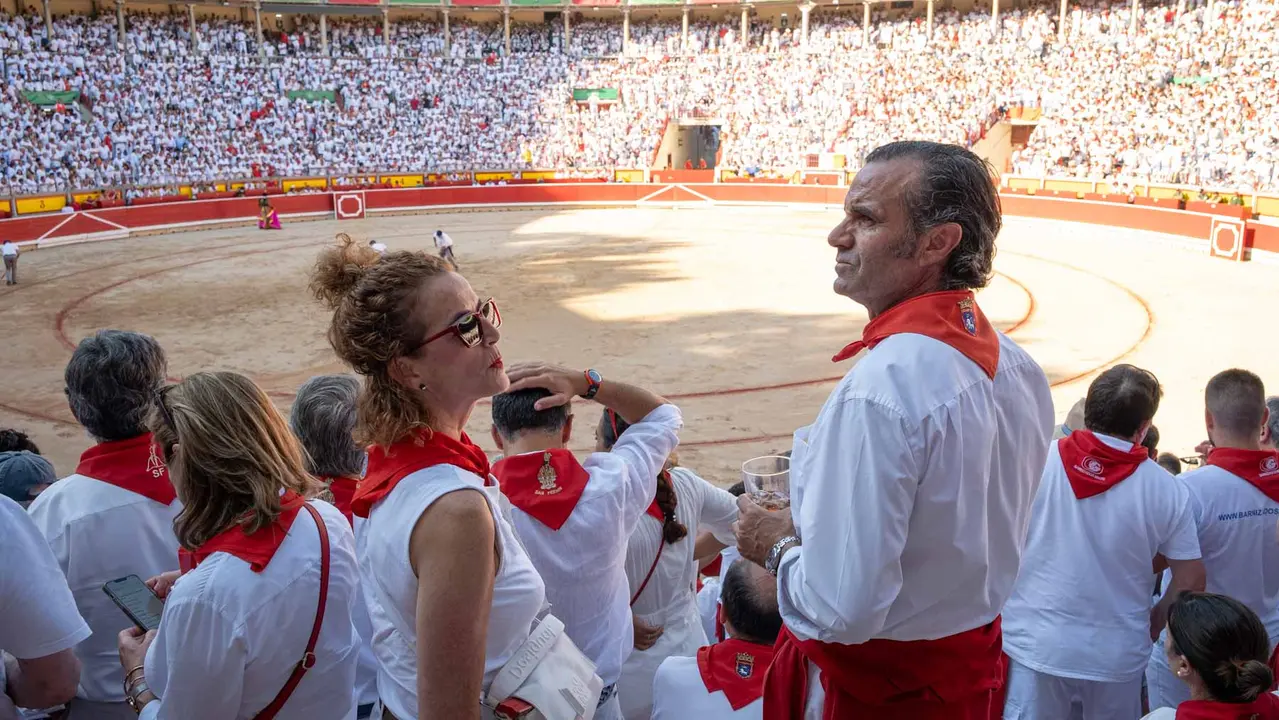 Ambiente en ruedo en la cuarta corrida de la Fería de San Fermín. Maite H. Mateo.-05