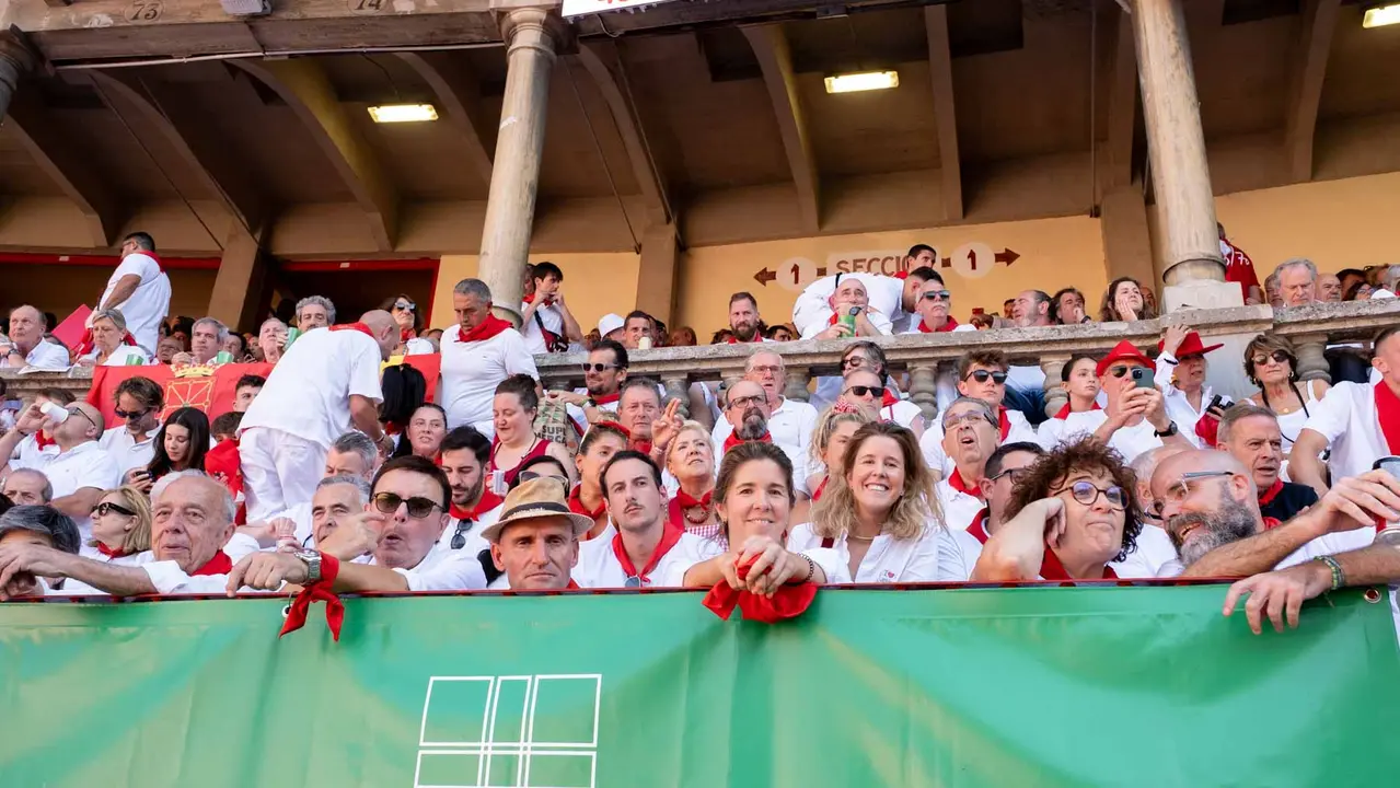 Ambiente en ruedo en la cuarta corrida de la Fería de San Fermín. Maite H. Mateo.-07