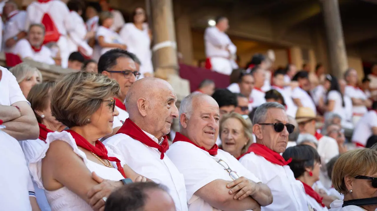 Ambiente en ruedo en la cuarta corrida de la Fería de San Fermín. Maite H. Mateo.-08