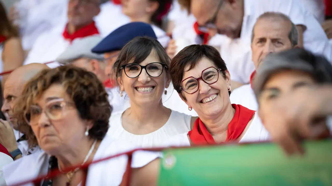 Ambiente en ruedo en la cuarta corrida de la Fería de San Fermín. Maite H. Mateo.-11