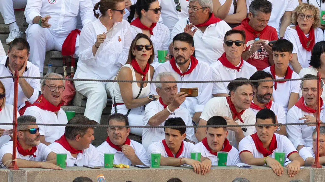 Ambiente en ruedo en la cuarta corrida de la Fería de San Fermín. Maite H. Mateo.-18