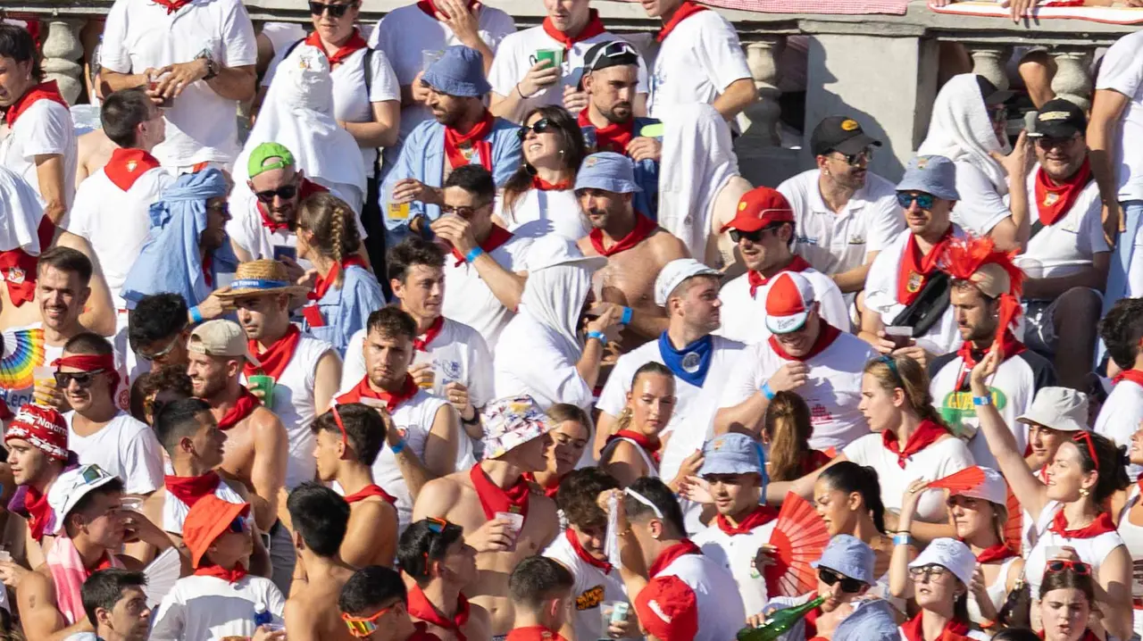 Ambiente en ruedo en la cuarta corrida de la Fería de San Fermín. Maite H. Mateo.-21