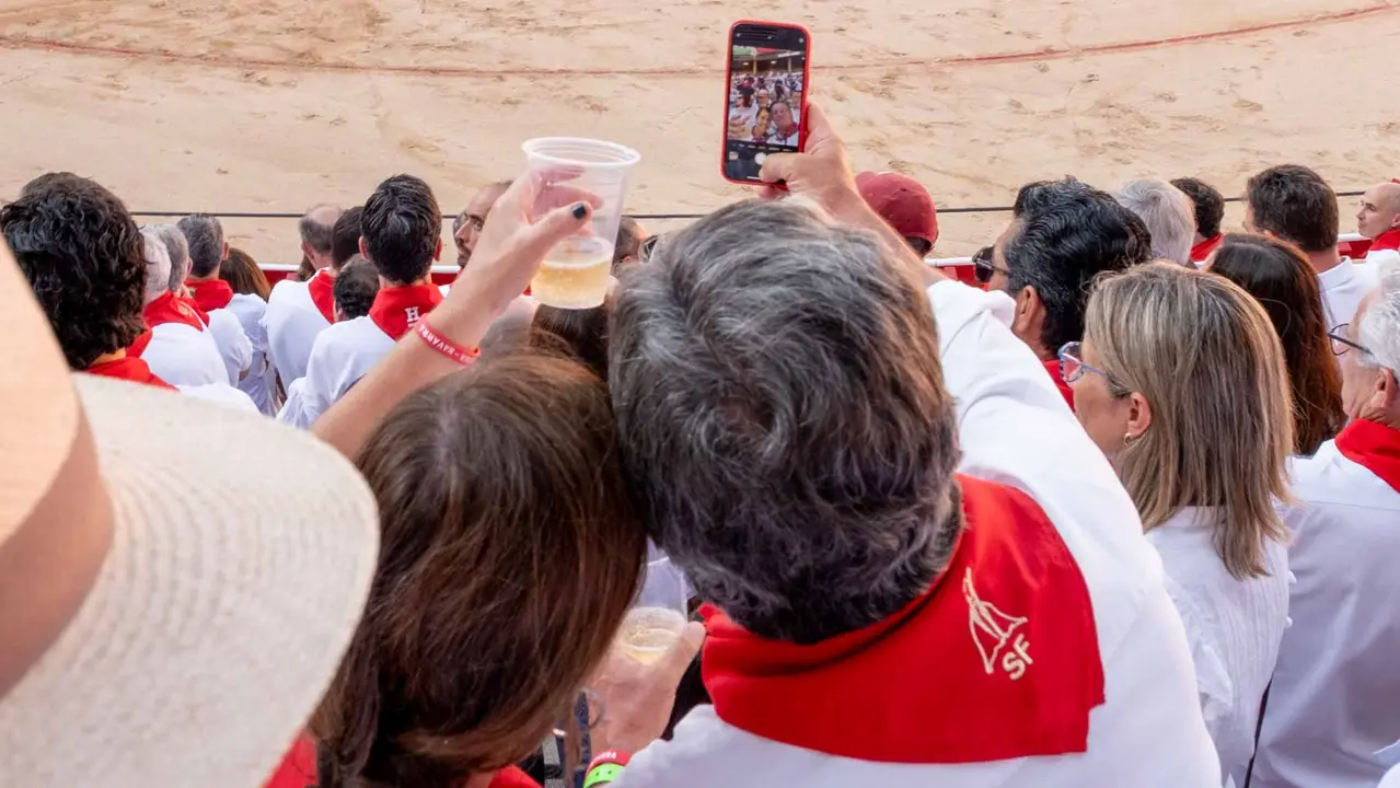 Ambiente en ruedo en la cuarta corrida de la Fería de San Fermín. Maite H. Mateo.-25