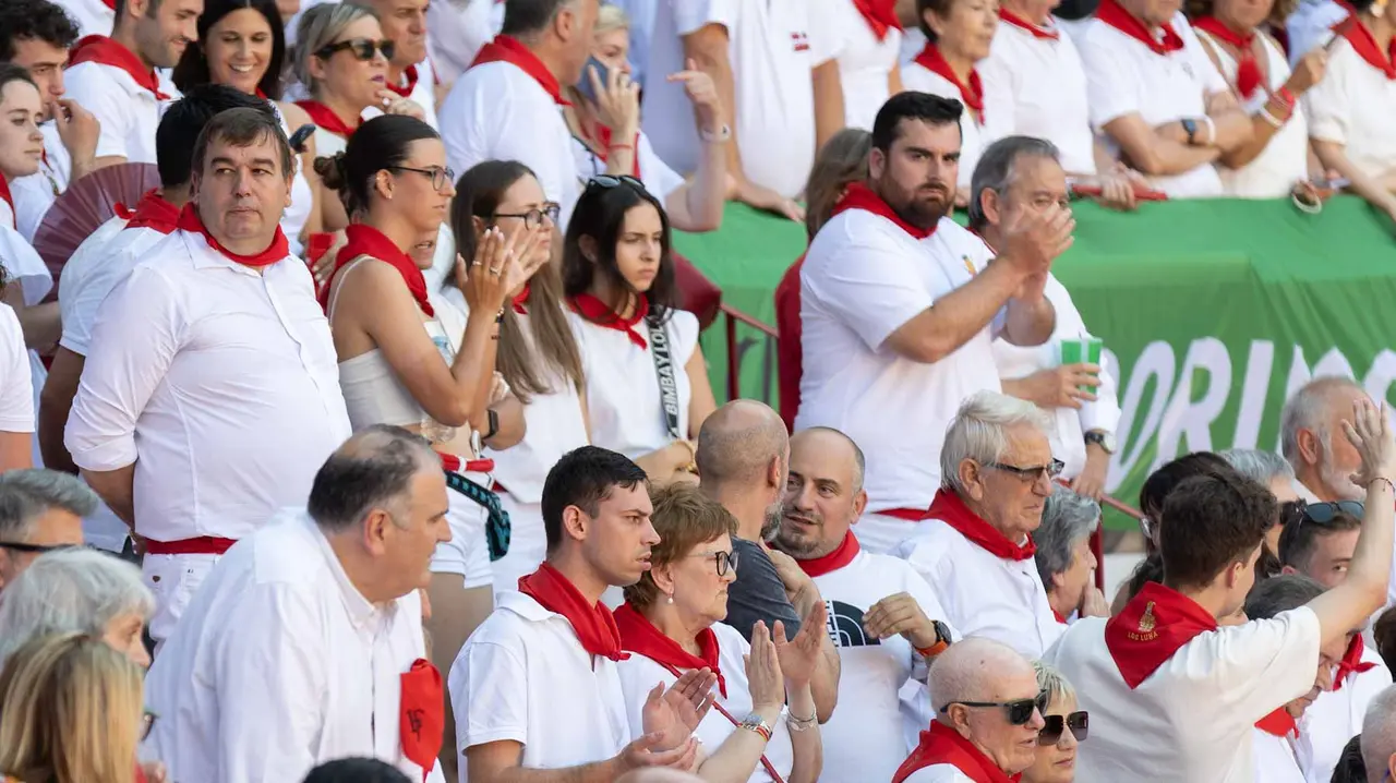 Ambiente en ruedo en la cuarta corrida de la Fería de San Fermín. Maite H. Mateo.-27