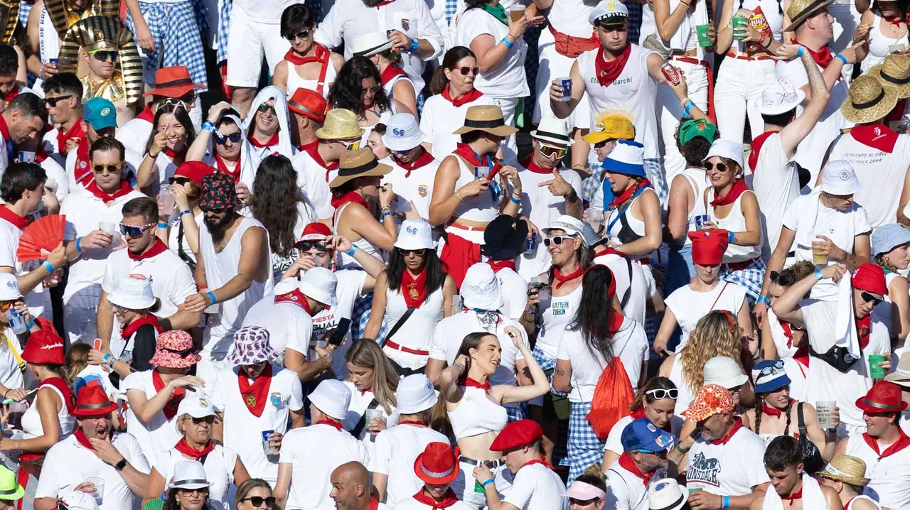 Ambiente en ruedo en la cuarta corrida de la Fería de San Fermín. Maite H. Mateo.-29