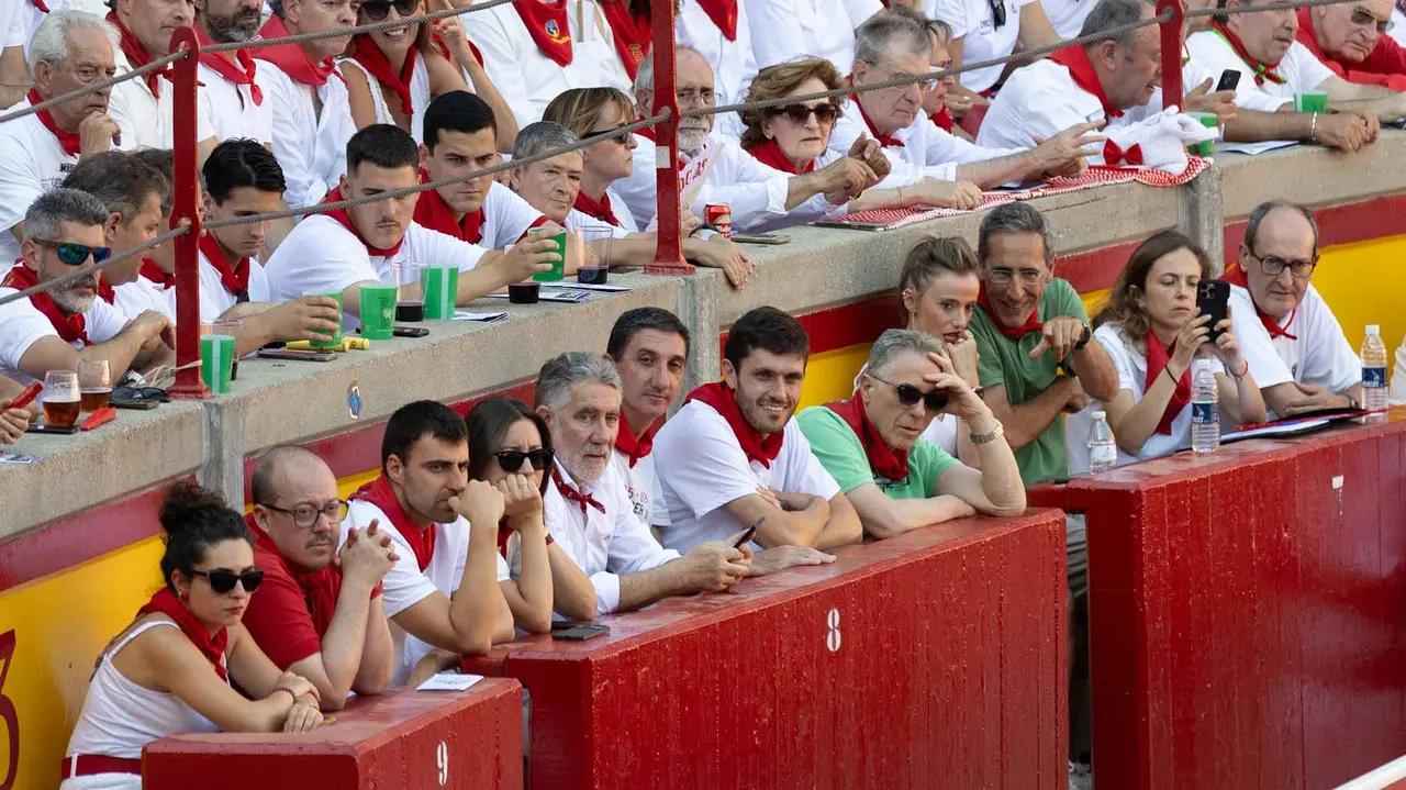 Ambiente en ruedo en la cuarta corrida de la Fería de San Fermín. Maite H. Mateo.-30