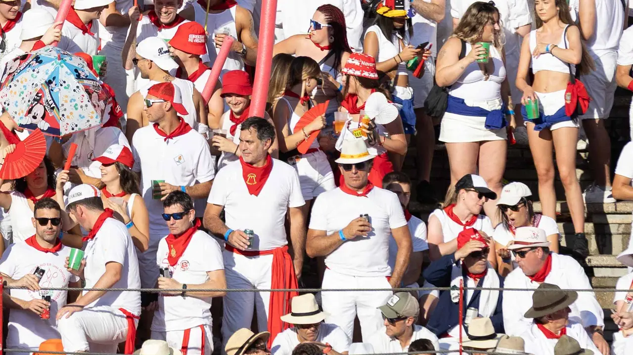 Ambiente en ruedo en la cuarta corrida de la Fería de San Fermín. Maite H. Mateo.-33