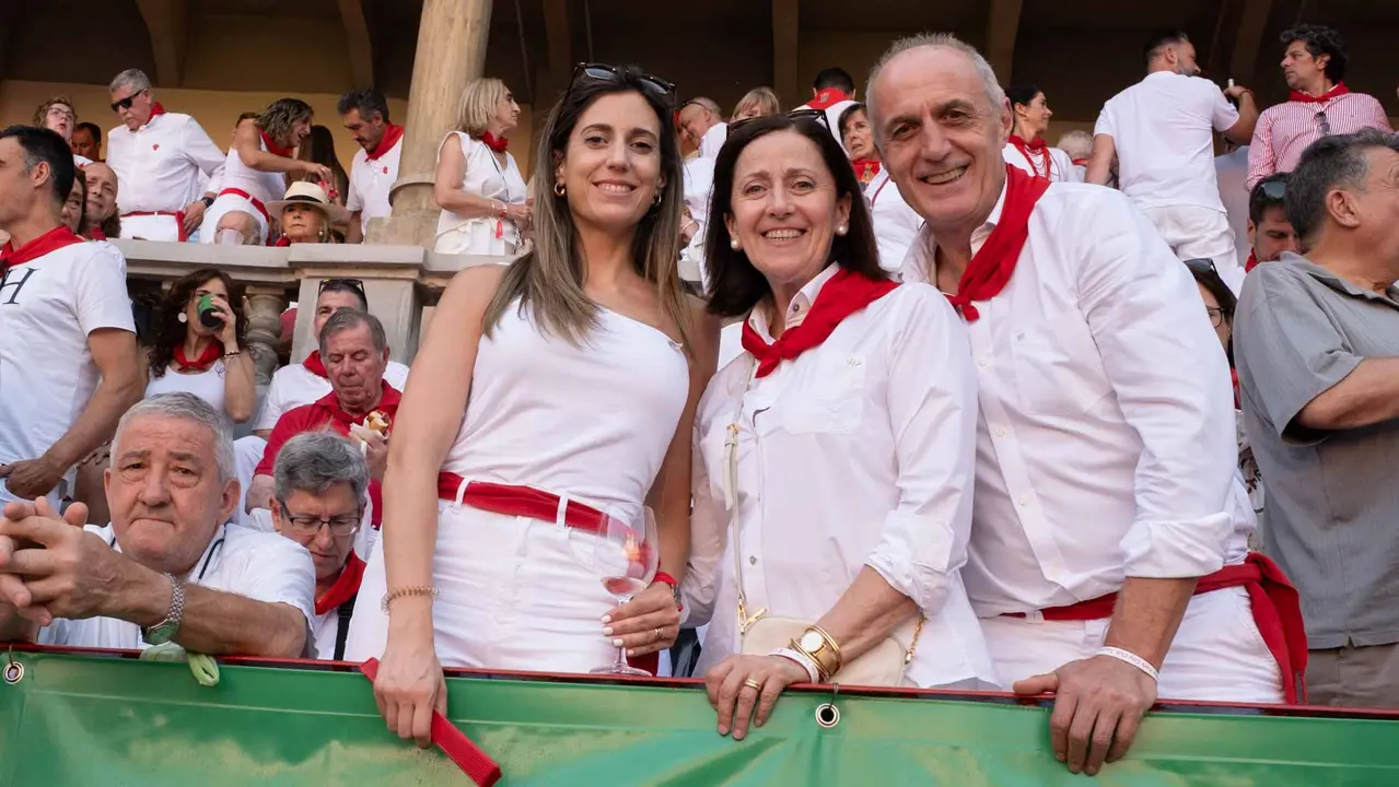 Ambiente en ruedo en la cuarta corrida de la Fería de San Fermín. Maite H. Mateo.-38