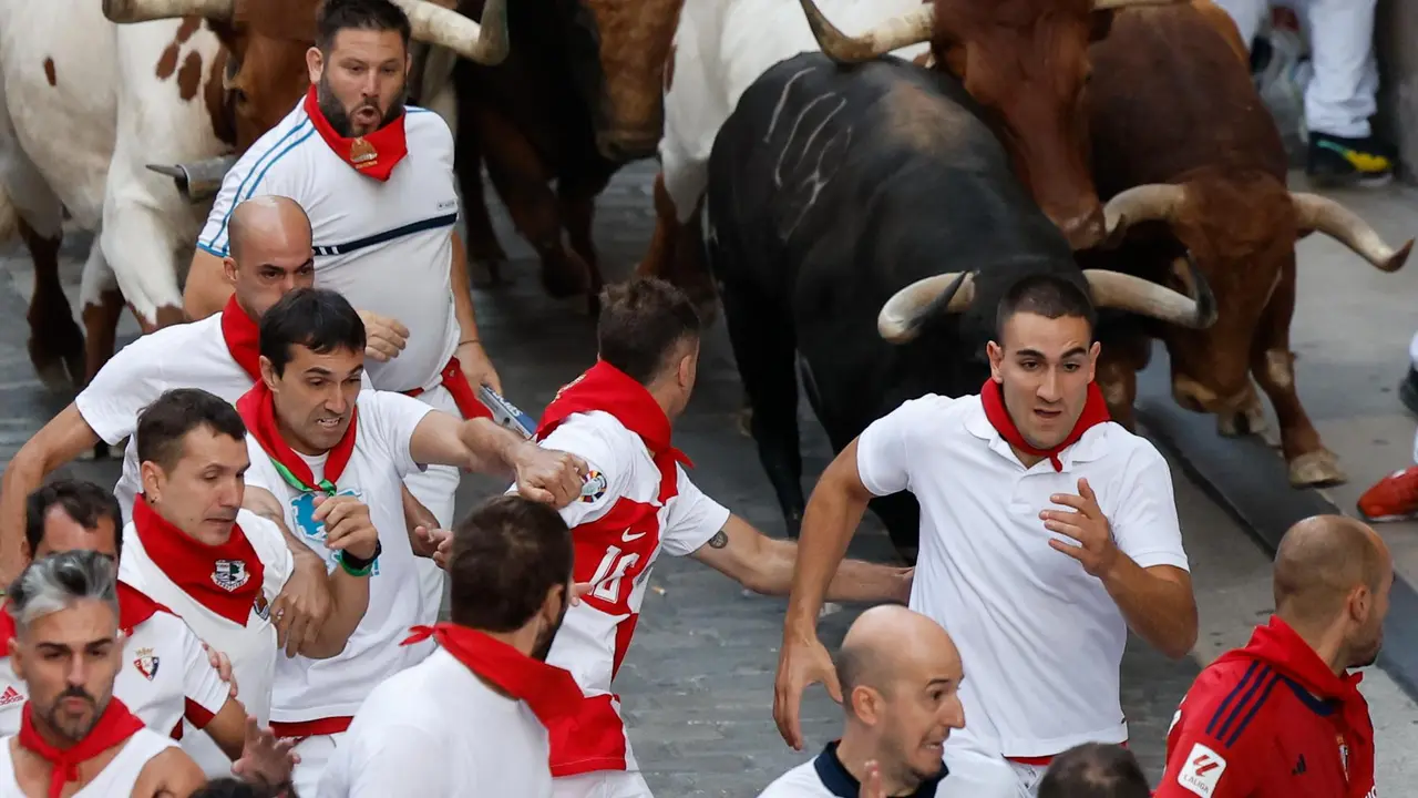 Quinto encierro de San Fermín 2025 el día 11 de julio con toros de Jandilla en Santo Domingo. EFE - VILLAR LÓPEZ (5)