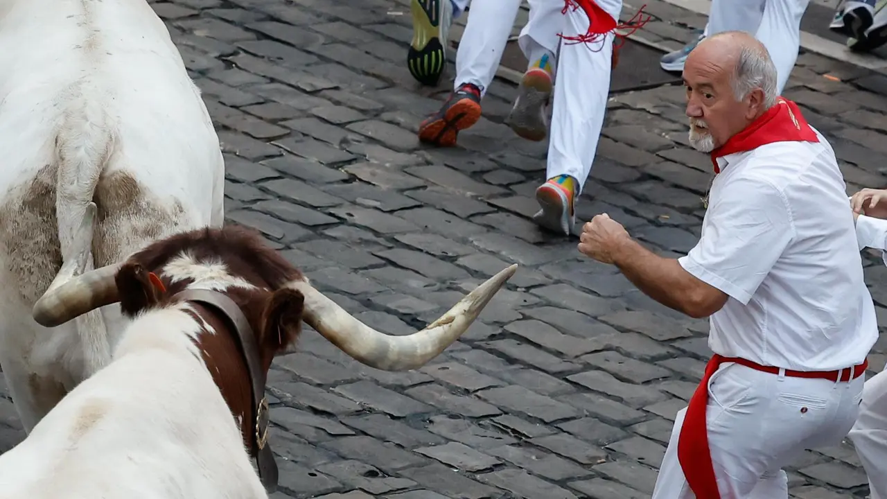 Quinto encierro de San Fermín 2025 el día 11 de julio con toros de Jandilla en la plaza del Ayuntamiento. EFE - VILLAR LÓPEZ (1)