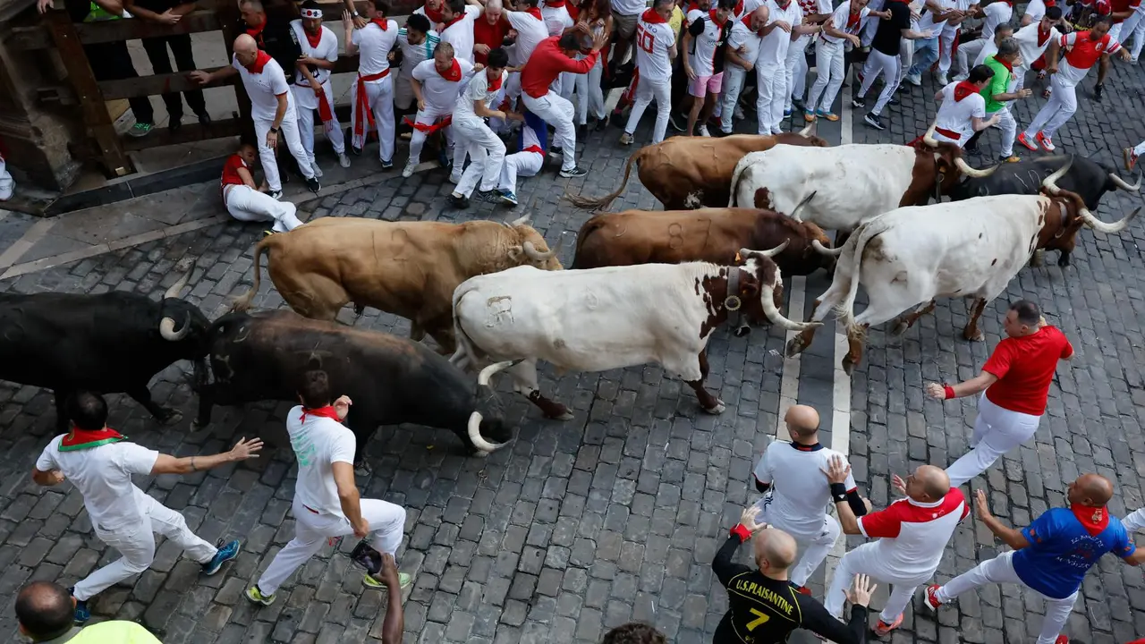 Quinto encierro de San Fermín 2025 el día 11 de julio con toros de Jandilla en la plaza del Ayuntamiento. EFE - VILLAR LÓPEZ (4)