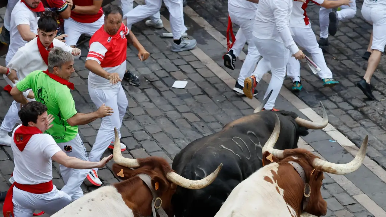 Quinto encierro de San Fermín 2025 el día 11 de julio con toros de Jandilla en la plaza del Ayuntamiento. EFE - VILLAR LÓPEZ (5)