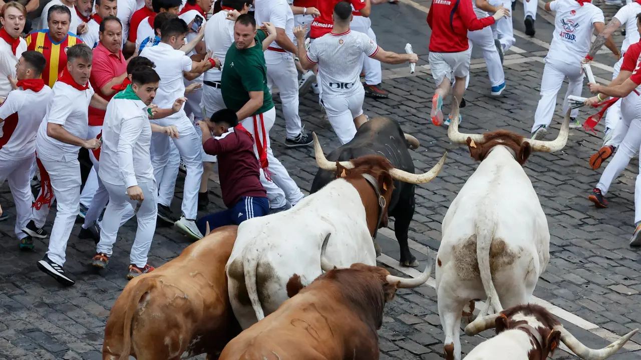 Quinto encierro de San Fermín 2025 el día 11 de julio con toros de Jandilla en la plaza del Ayuntamiento. EFE - VILLAR LÓPEZ (6)