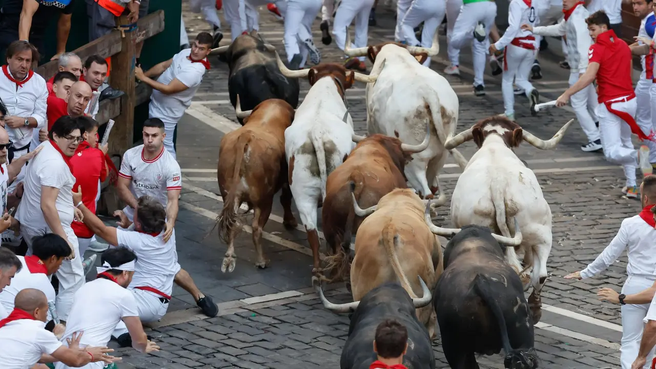 Quinto encierro de San Fermín 2025 el día 11 de julio con toros de Jandilla en la plaza del Ayuntamiento. EFE - VILLAR LÓPEZ (9)