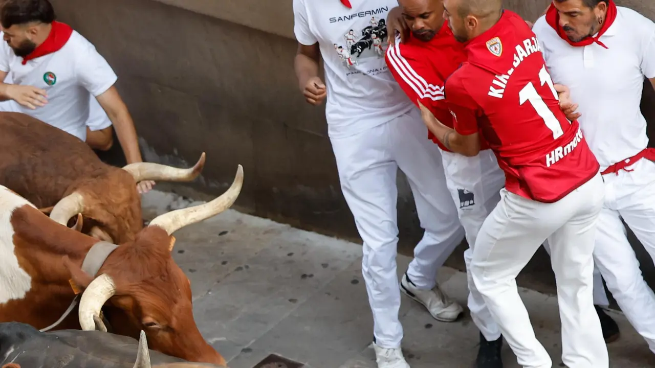 Quinto encierro de San Fermín 2025 el día 11 de julio con toros de Jandilla en la plaza del Ayuntamiento. EFE - VILLAR LÓPEZ (10)