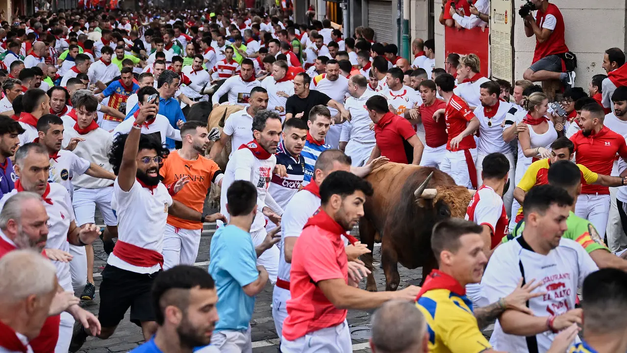 Quinto encierro de San Fermín 2025 con toros de Jandilla en el tramo de Telefónica. PABLO LASAOSA