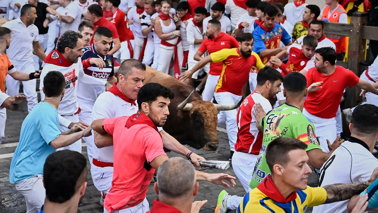 Quinto encierro de San Fermín 2025 con toros de Jandilla en el tramo de Telefónica. PABLO LASAOSA