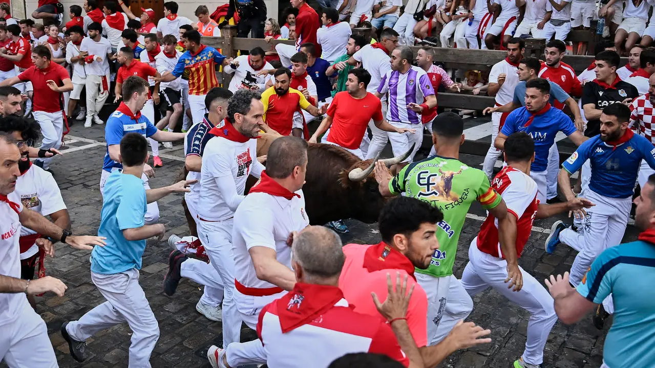 Quinto encierro de San Fermín 2025 con toros de Jandilla en el tramo de Telefónica. PABLO LASAOSA
