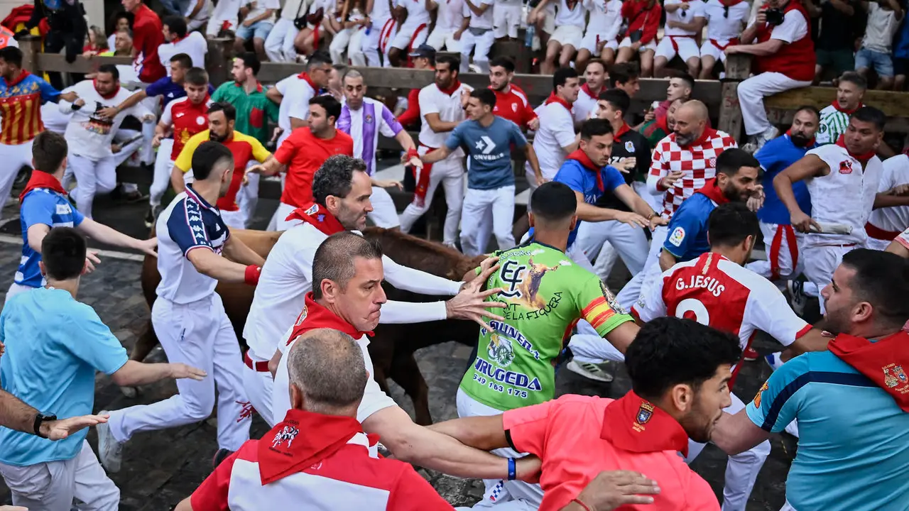 Quinto encierro de San Fermín 2025 con toros de Jandilla en el tramo de Telefónica. PABLO LASAOSA