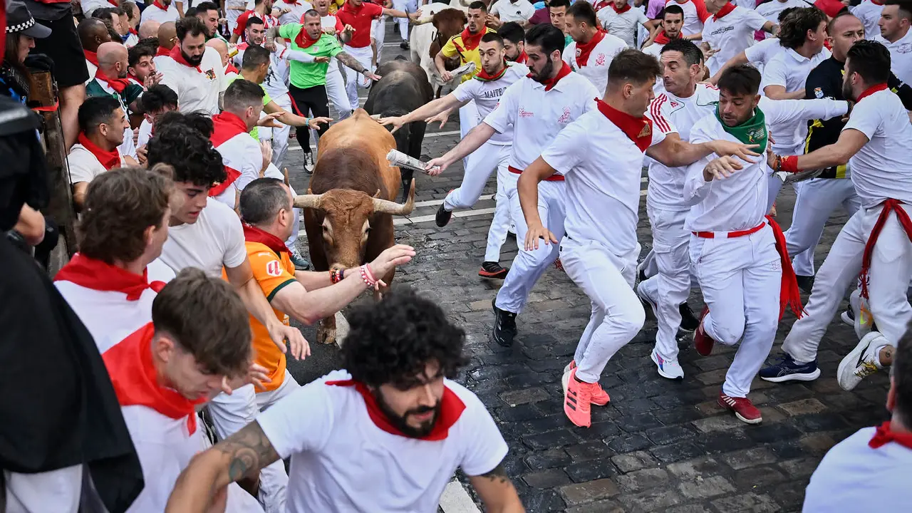 Quinto encierro de San Fermín 2025 con toros de Jandilla en el tramo de Telefónica. PABLO LASAOSA