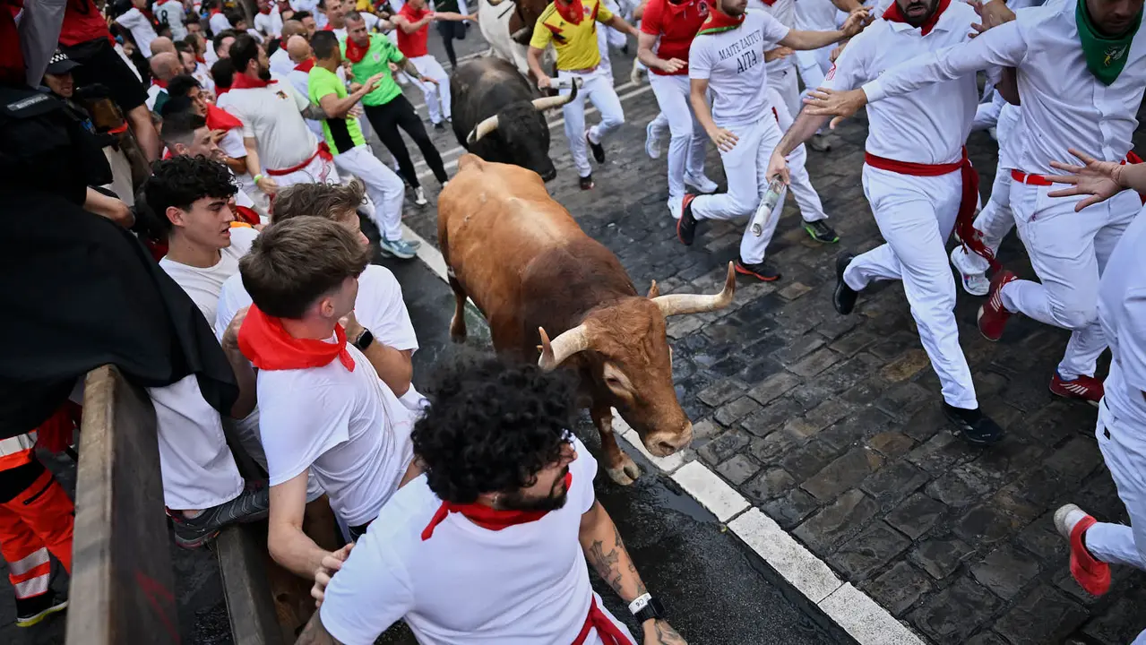 Quinto encierro de San Fermín 2025 con toros de Jandilla en el tramo de Telefónica. PABLO LASAOSA