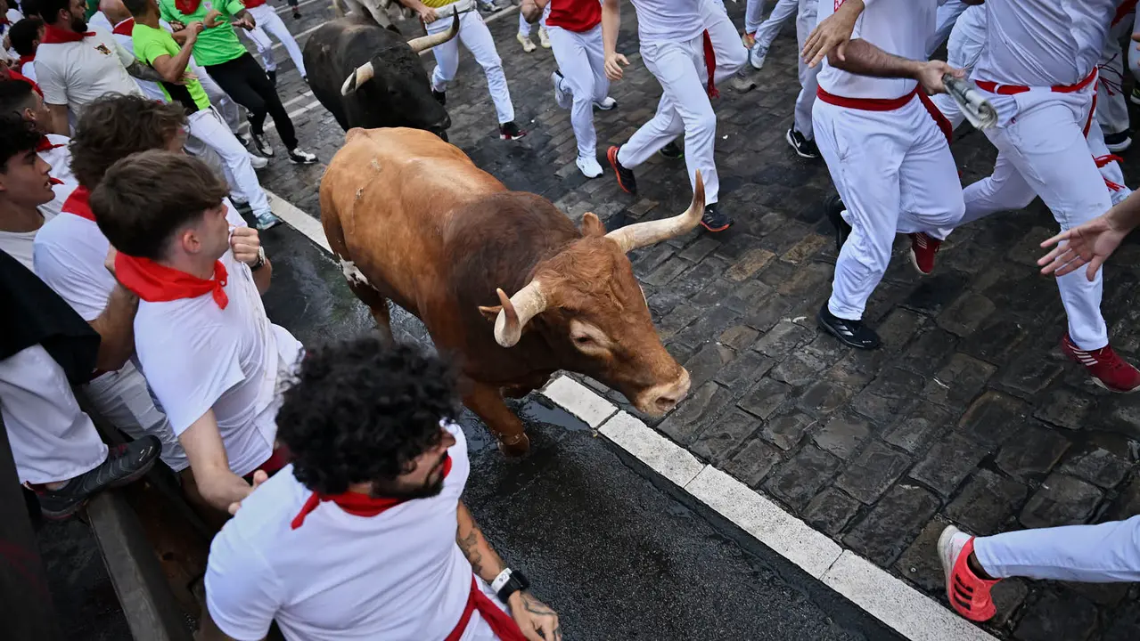 Quinto encierro de San Fermín 2025 con toros de Jandilla en el tramo de Telefónica. PABLO LASAOSA