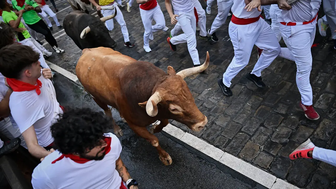 Quinto encierro de San Fermín 2025 con toros de Jandilla en el tramo de Telefónica. PABLO LASAOSA