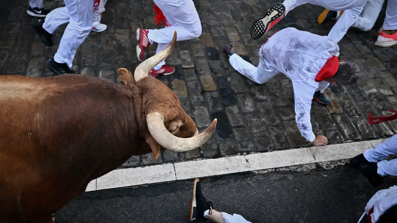 Quinto encierro de San Fermín 2025 con toros de Jandilla en el tramo de Telefónica. PABLO LASAOSA