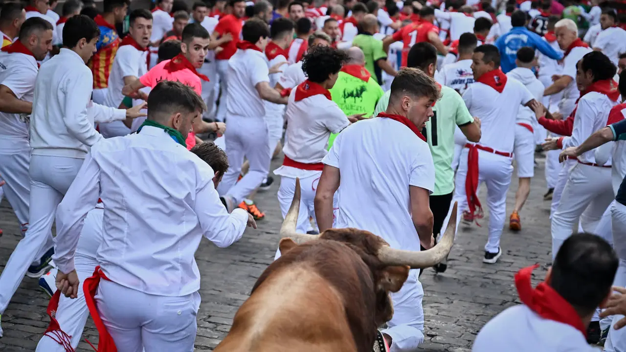Quinto encierro de San Fermín 2025 con toros de Jandilla en el tramo de Telefónica. PABLO LASAOSA
