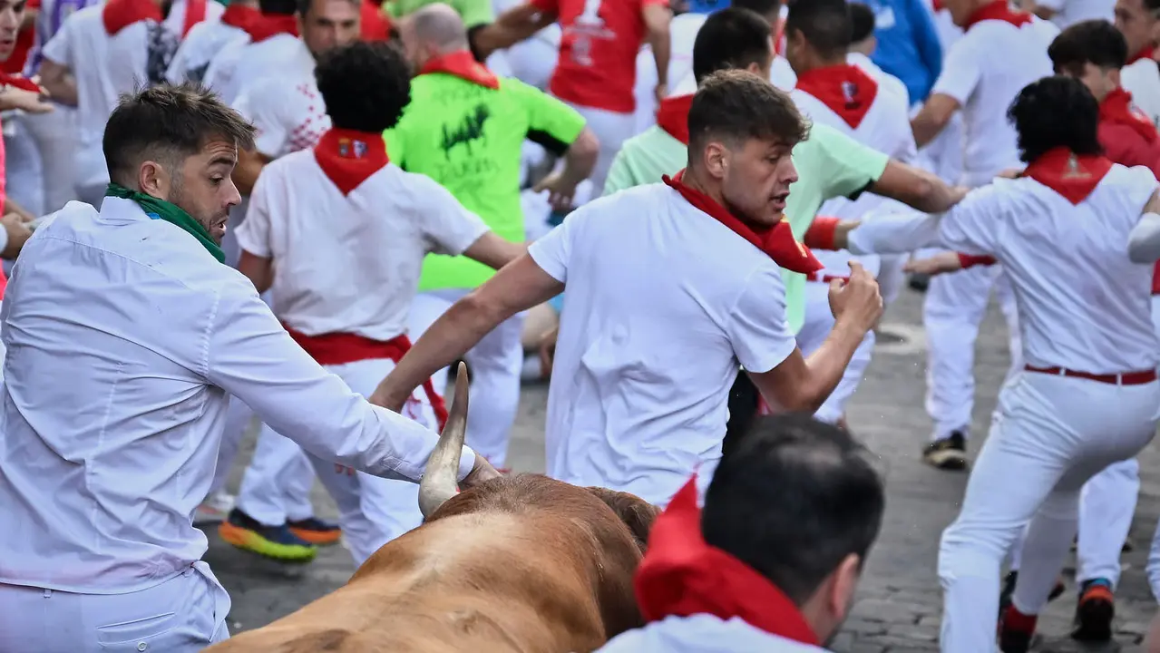 Quinto encierro de San Fermín 2025 con toros de Jandilla en el tramo de Telefónica. PABLO LASAOSA